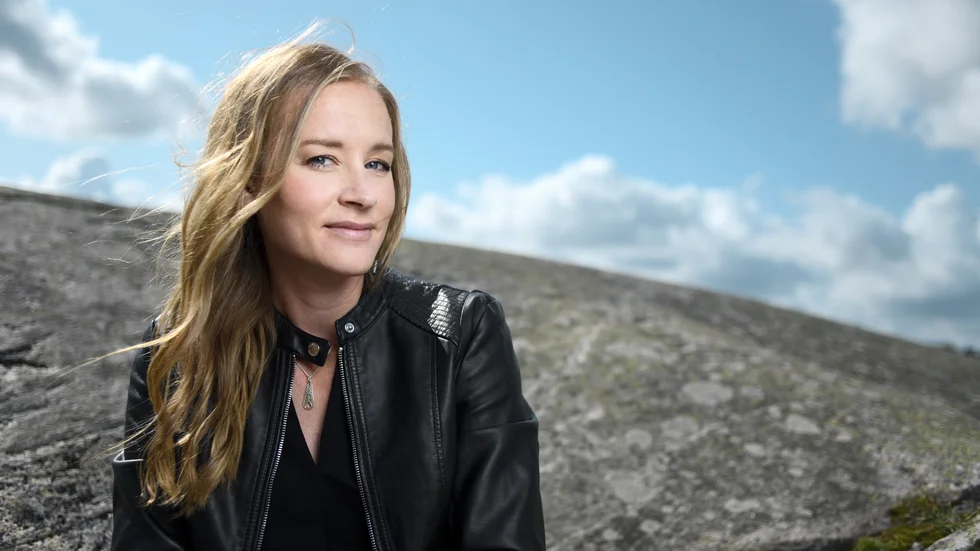 Stina Jacksonbod sedan länge i USA, men skriver levande om svensk glesbygd. Hennes nya bok gör inte Björn G Stenberg besviken. 