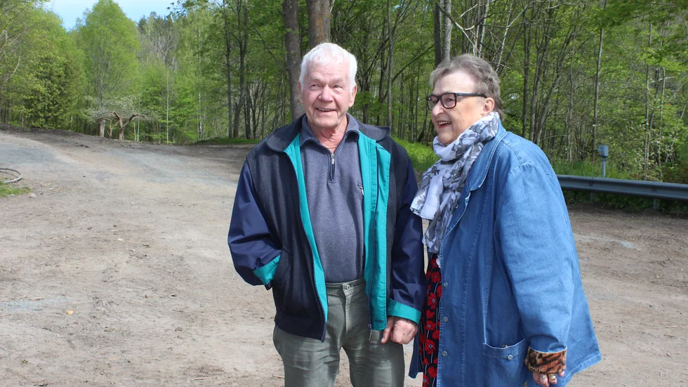 Makarna Arvo och Sirpa Leppänen på platsen i Överum där huset Finska föreningen tidigare låg.
