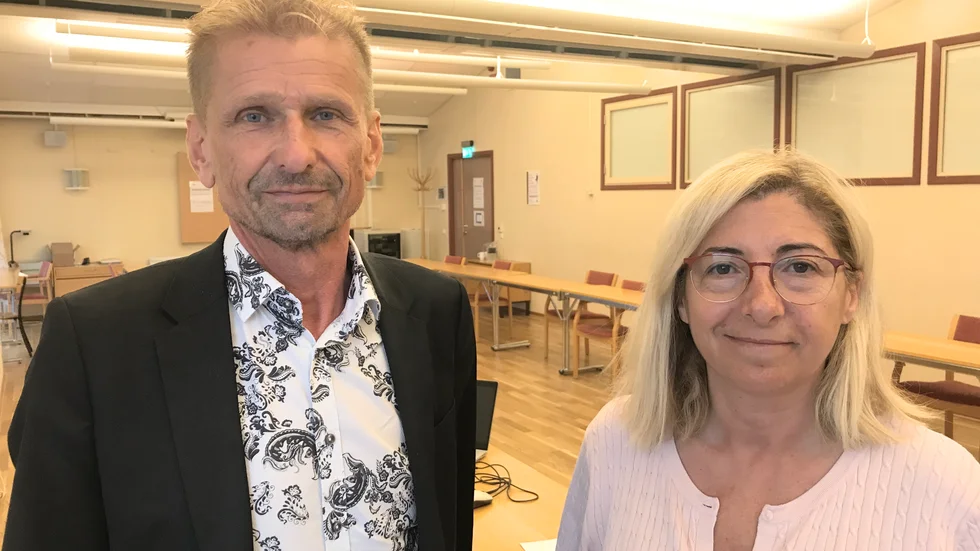 Grundskolechef Hans Ringström och grundskolenämndens ordförande Mona Kanaan (S) är båda kritiska till genomförandet av neddragningarna på Djurgårdsskolan.