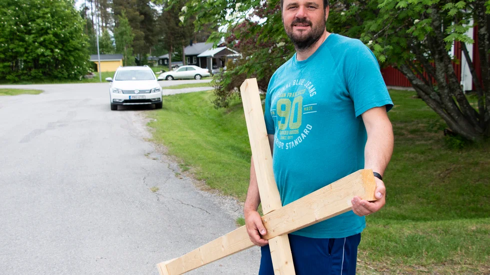 Som en del i initiativet "Gå för Sverige" har Mattias Bjurenholt burit korset från Haparanda till Piteå. Vägen har kantats av mygg, leriga traktorsvägar och övernattningar i skogen, men också många nya vänskaper.