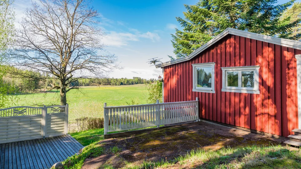 Den här röda stugan ligger på adressen Brannebol 2.