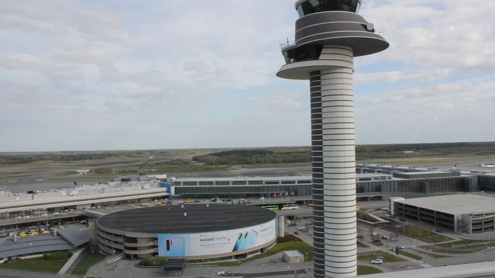 En flygmast inne på flygplatsen gick av och den övre delen föll ned i huvudet på en man när de försökte fälla masten för att laga den.