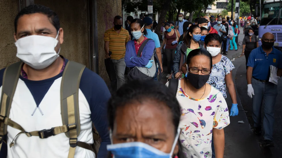 Människor med munskydd i Venezuelas huvudstad Caracas.