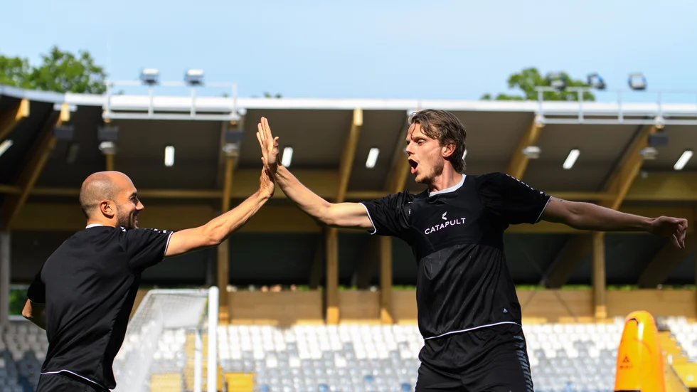 Karl Larson och Tim Björkström jublar under en träning inför söndagens premiärmatch mot Djurgården.