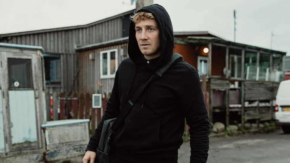 Adam (Andreas Jessen) tar sig vatten över huvudet i "Blodsbröder". Pressbild.