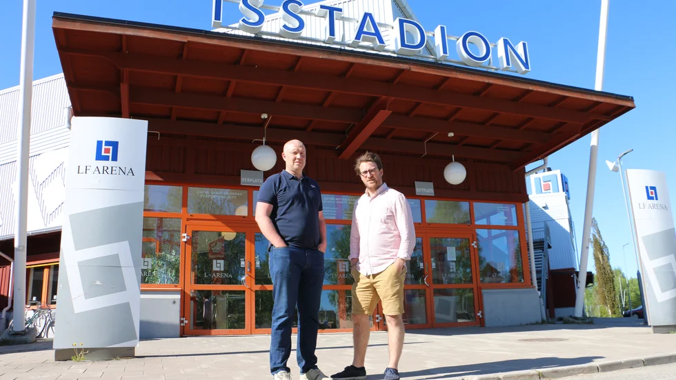 Piteå Hockeys ungdomsordförande Björn Grahn och sportchefen Jonatan Glader är oroliga över hockeyakademierna som under säsong försöker locka deras spelare till läger.