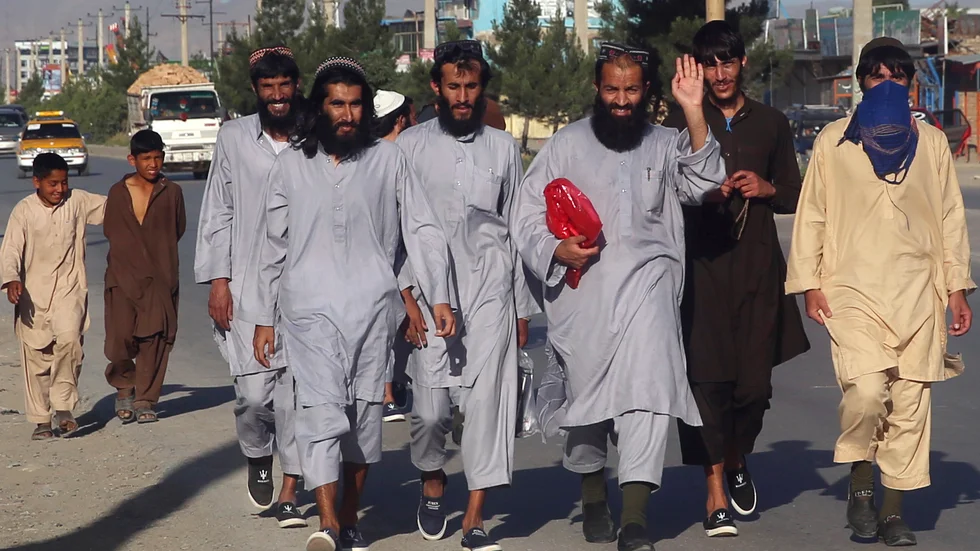 Frigivna talibaner lämnar ett fängelse i den afghanska huvudstaden Kabul i slutet av maj, som ett led i den färdplan som härnäst ska resultera i fredssamtal. Arkivbild.