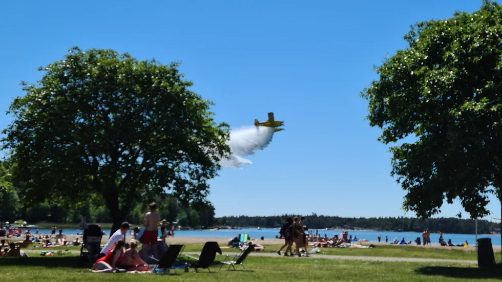 För bara några dagar sedan var det riktigt varmt på stranden vid Jogersöbadet och fullt med folk. Nu är det ruggigare i luften, men fortfarande varmt i vattnet.