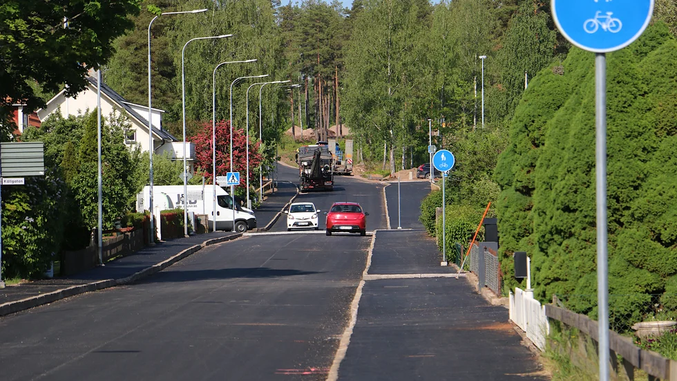 Nu kan saker och ting börja återgå till det normala. Hagadalsgatan, en av Hultsfreds rätta infarter, är öppen igen, och boende utmed gatan slipper hoppa över grannens staket för att ta sig hem.