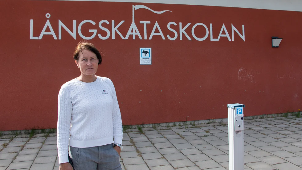 Nio anställda på Långskataskolan har de senaste dagarna insjuknat i coronaliknande symptom. Stor oro, men under söndagen fick rektorn Carina Burman att skolan inte skulle stängas på måndagen.