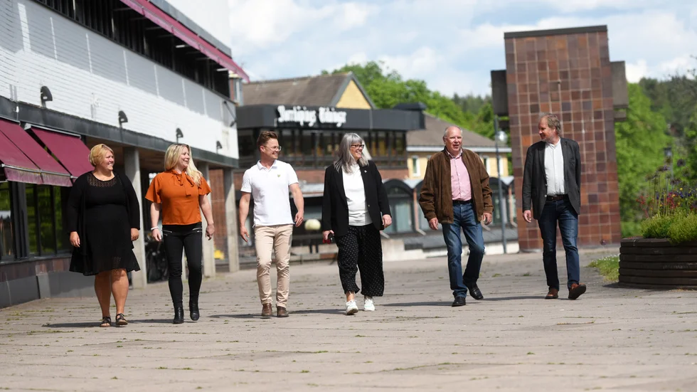 Några politiker som kommer att nattvandra på torsdag. Från vänster: Frida Granath (S), Kristin Andersson (KD), Mikael Wallin (L), Ulrika Jeansson (S), Inge Jacobsson (M) och Stefan Carlsson (V). 