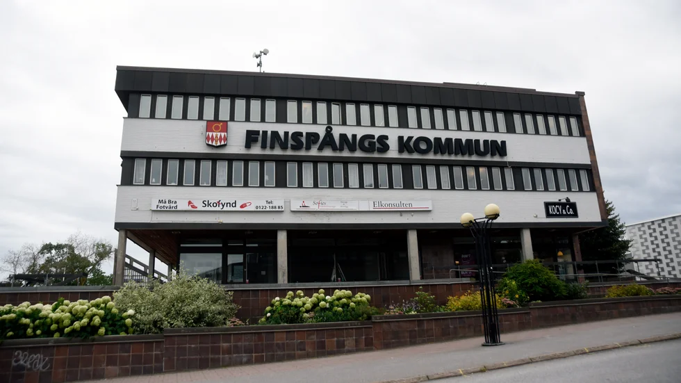 Mannen som dömts för åtskilliga sexbrott mot barn har forfarande sin anställning kvar i kommunen, en tjänst där han kommit i kontakt med barn.