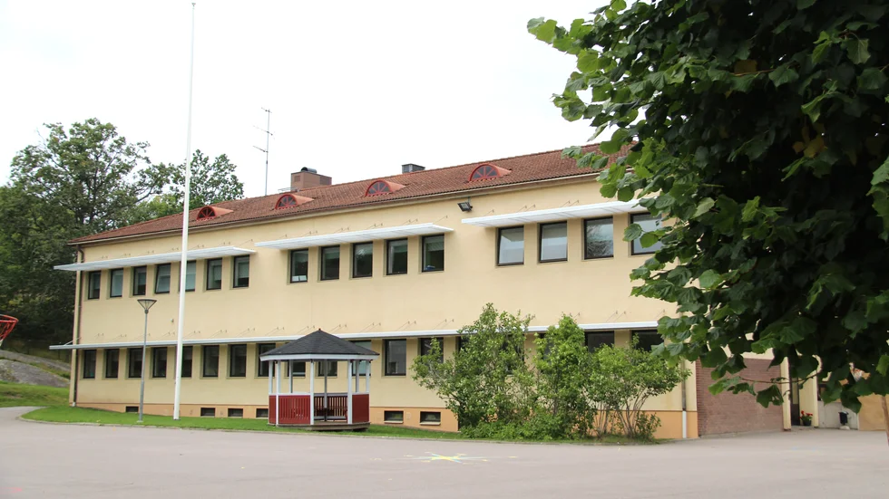 På Horns skola går det i dagsläget omkring 50 elever. Under tisdagen infördes distansundervisning för skolans lågstadieelever. Senare under dagen fattades beslut om att införa distansundervisning även för resten av skolans elever, med start onsdag.