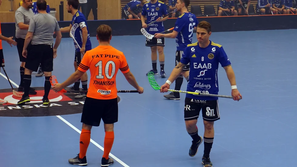 Hagundas Fredrik Holtz (t h) har ännu inte bestämt sig om det blir innebandyspel nästa säsong.