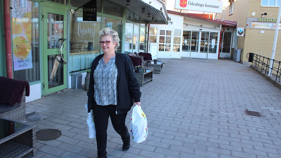 Ann-Sofie Brax  går till bilen med beställningar som ska ut till tre låntagare. Böcker, tidningar och filmer han köras ut med "Boken kommer".