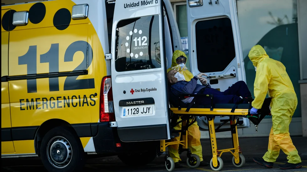 Ambulanspersonal, här i Logrono i norra Spanien, använder skyddsutrustning för att motverka smittspridningen.