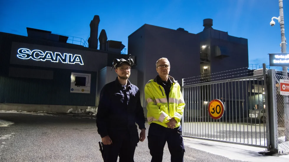 När Peer Magnus Svendsen  och Thomas Sundvall går av skiftet klockan 22.06 är det för att gå hem på en två veckor lång permittering. Om Coronan fortsätter påverka fabriken kan det bli längre.