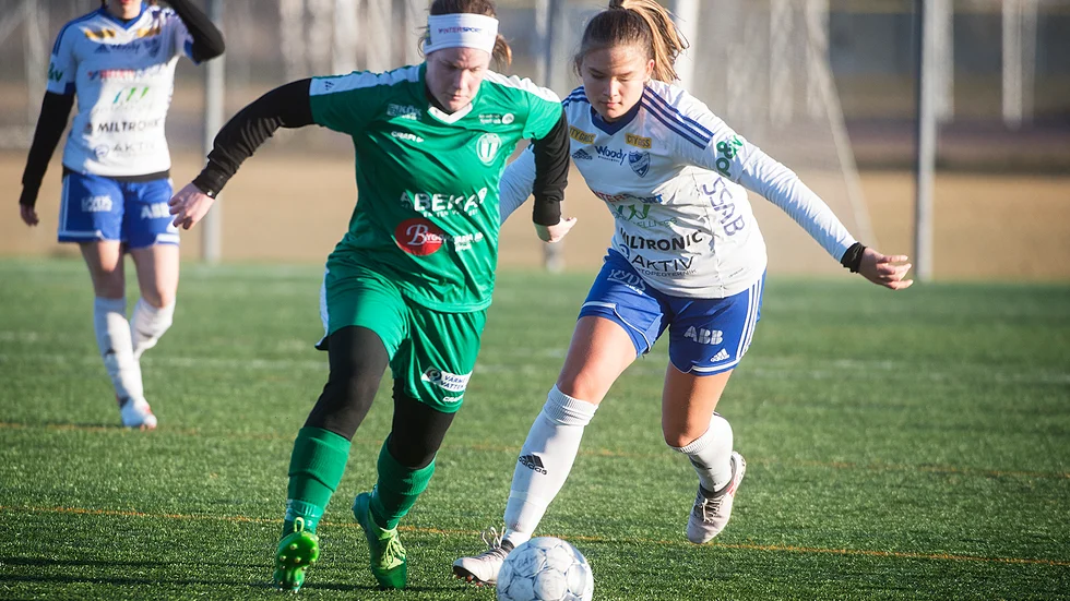 Ebba Engdahl jagar Tunspelaren Sandra Hammargård under en försäsongsmatch. Nu blir de lagkamrater.