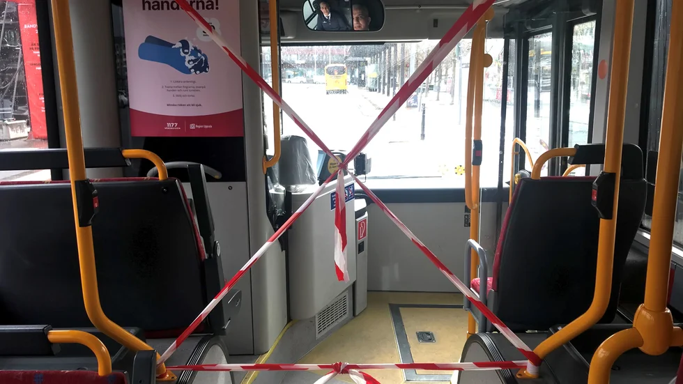 På UL-bussarna kliver passagerarna på bak i bussen för att föraren ska skyddas från smittspridning. 