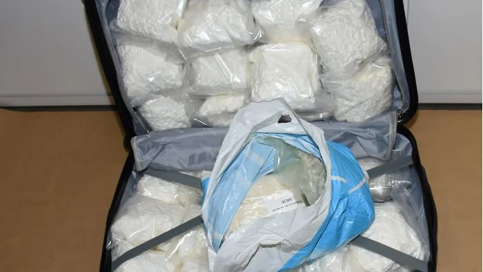 Flera män åtalas i Göteborg, sedan polisen bland annat hittat 50 kilo amfetamin i en väska. Foto: Polisen.