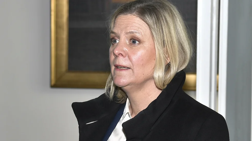 Finansminister Magdalena Andersson anländer till finansutskottet. 