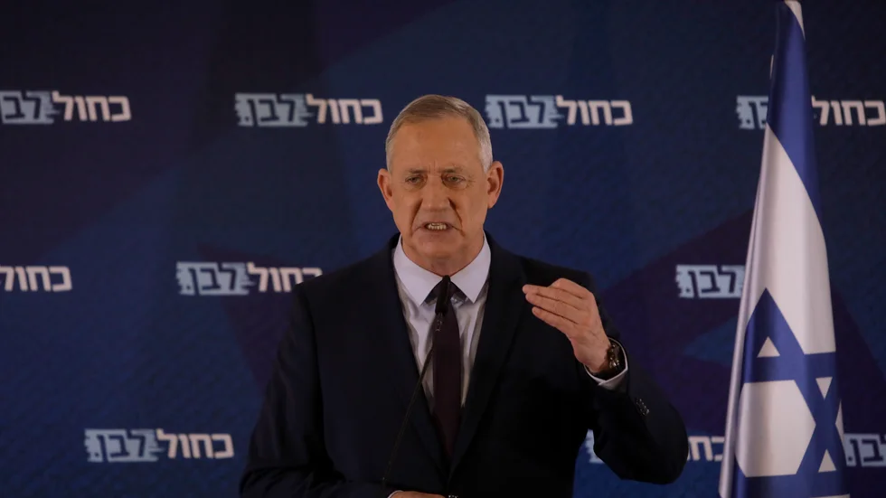 Blåvita alliansen partiledares Benny Gantz väljer att släppa fram Likuds partiledare Benjamin Netanyahu att fortsätta som partiledare. Beslutet innebär troligen slutet för den oppositionella alliansen,