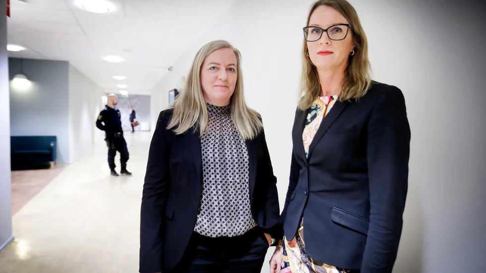 "I vår bedömning har vi med att det varit grova brott, flera gärningsmän, att det skett överraskande och med förnedrande inslag", säger åklagare Maria Edström, här med vice chefsåklagare Jessica Wenna.