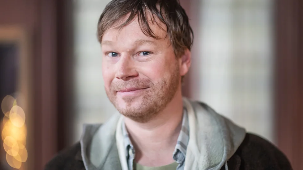 Johan Glans spelar den tilltufsade vetenskapsmannen Vilgot som tillsammans med sin fru, spelad av Annika Andersson, uppfinner ett svart hål som gör det möjligt att resa i tiden.