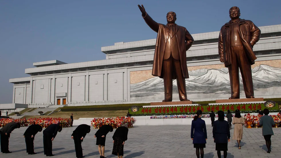 Nordkoreas diktator Kim Jong Un uteblev från ett av diktaturens stora firanden. Är han sjuk? Död? Eller bara gömmer sig från coronasmitta? 