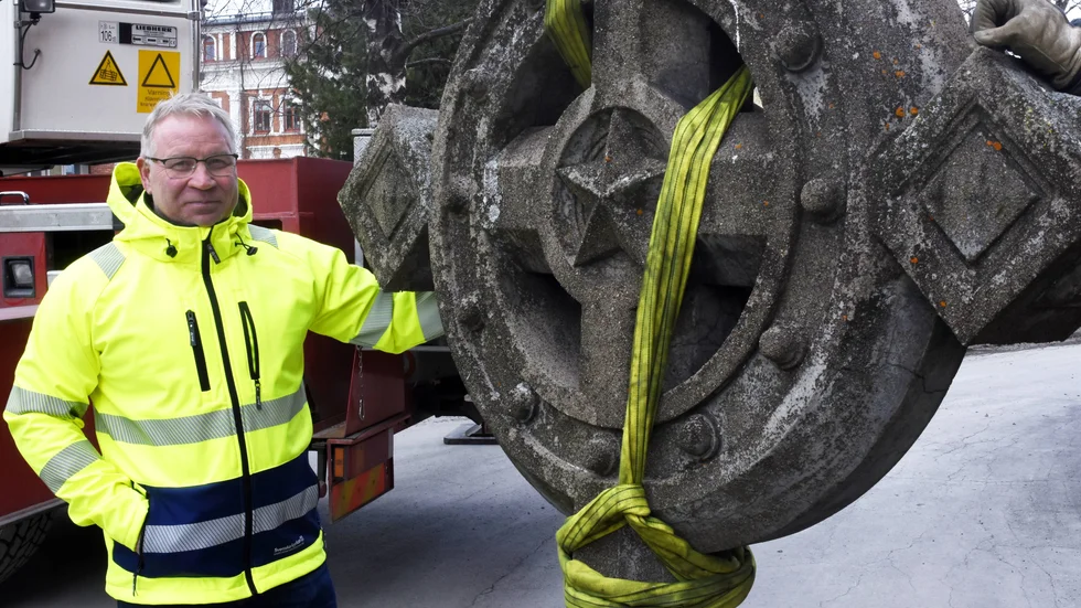 På måndagen plockades Ansgarkorset ned från den norra porten på Luleå domkyrka. Fastighetsförvaltaren Peter Vinsa kunde konstatera att korset är i hyggligt skick.