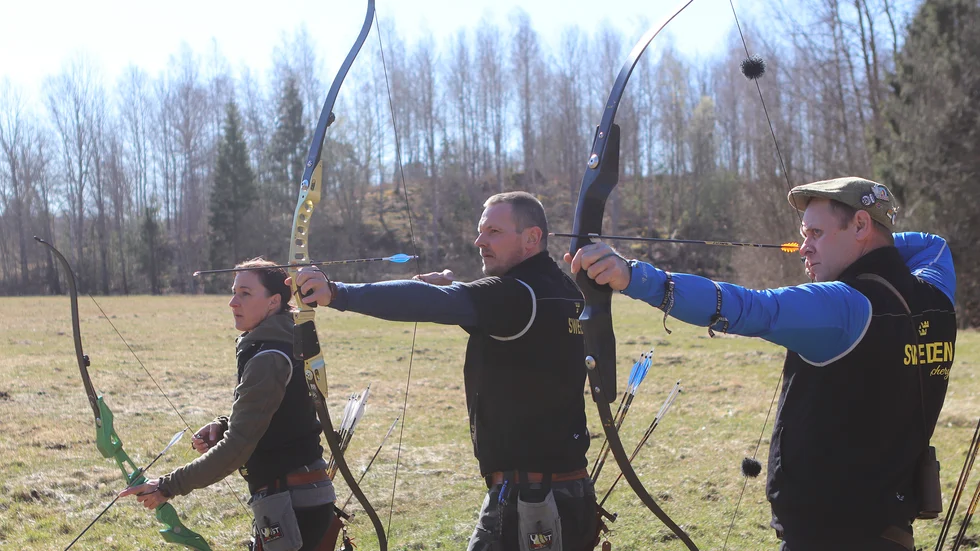 Tre landslagsskyttar i Katrineholms bågskytteklubb, Ulrika Backman, Henning Bagge och Brian Pedersen.