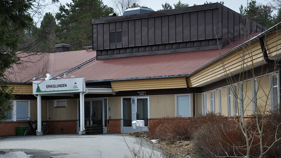 På Erikslundens äldreboende har flera boende insjuknat och avlidit efter covid19-smitta. Det bekräftas av smittskyddsläkaren Anders Nystedt.