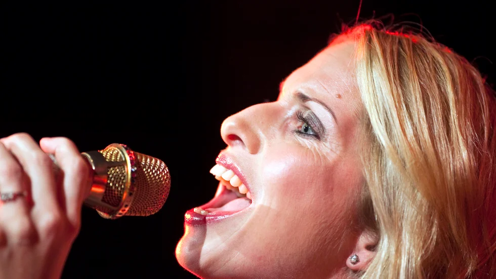 Viktoria Tolstoy visade verkligen vilken bredd hon har som sångerska på fredagskvällens konsert. Jazzen fanns där i botten, men hon och bandet kryddade generöst med pop, soul, funk och blues.
