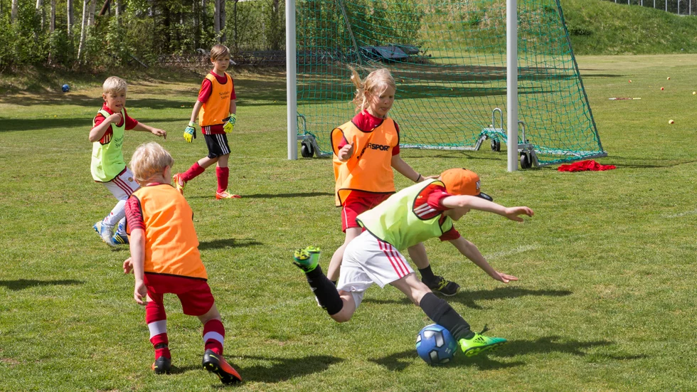 Fotbollen är den idrott som får mest pengar när Svenska Spel gör en förskottsutbetalning ur Gräsroten.