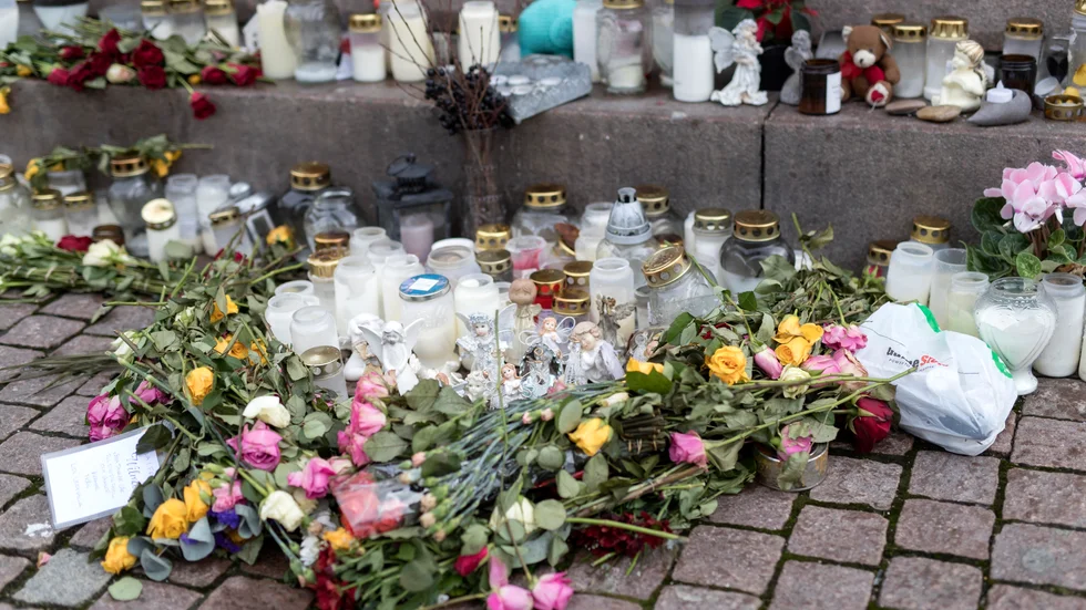 Blommor och ljus på en minnesplats för den döda 17-åringen, som misstänks ha blivit mördad.