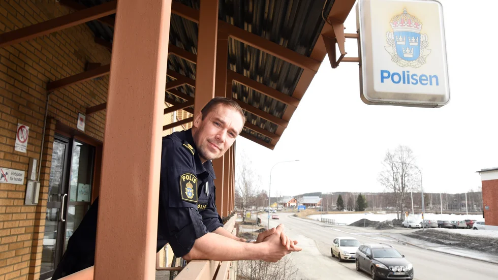 "Människor har många frågor om allt från trafikbestämmelser till skjutningar. Det gäller att ta snacket" säger polisen Johan Lund som gärna diskuterar frågor med allmänheten via twitter.