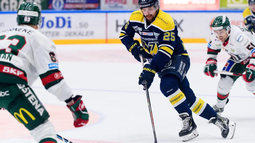 Axel Holmström kom fram som en supertalang i AIK och slog slutspelsrekord under sin genombrottssäsong. Numera spelar Holmström i HV71.