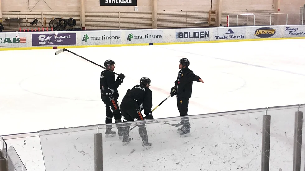 Stefan Hedlund pratar med Burström och Pudas, som kan bilda ett backpar i morgon. 