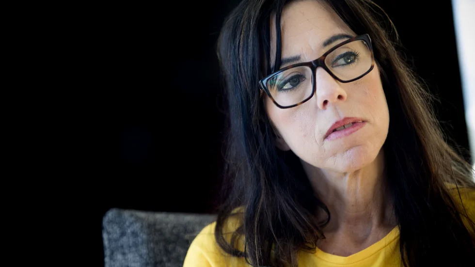 Jenny Olsson, ordförande för Vårdförbundet i Västerbotten, säger att det sticker i ögonen att besparingskraven kommer i samma tid som politiker och chefstjänstemän i regionen reser till Bologna i Italien.