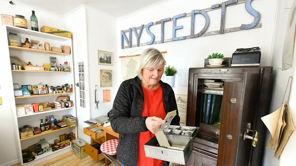 Kassaskrinet som fanns i kassaskåpet innehåller mynt och sedlar som inte längre är gångbara i butik. Men det gör inget. Alltihop ska sparas precis som det är.