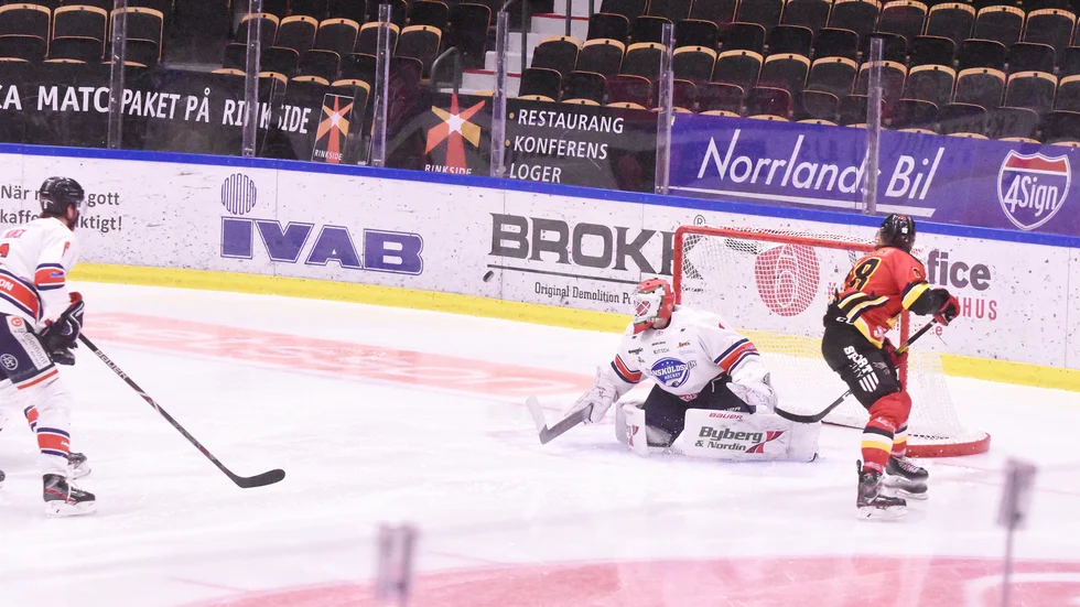 Mattias Törnqvist hade chansen att avgöra i ett friläge i tredje perioden. Men sumpade chanser blev Lejons fall mot Örnsköldsvik, som vann med 3–2 efter förlängning. 