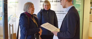 Namninsamlingen för bussarna - nu har den lämnats till kommunen