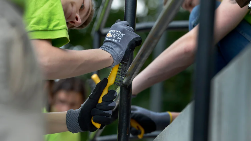 Regeringens extrapengar till sommarjobb och vuxenutbildningar är präglade av ryckigheter. 
