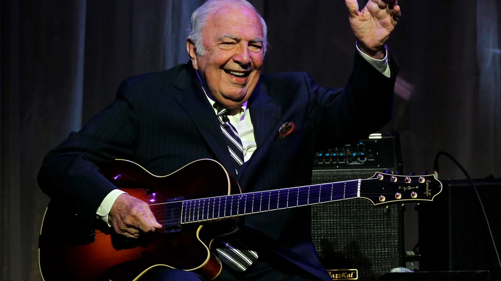 Bucky Pizzarelli är en av flera jazzmusiker som avlidit efter att ha smittats av coronaviruset. Arkivbild.