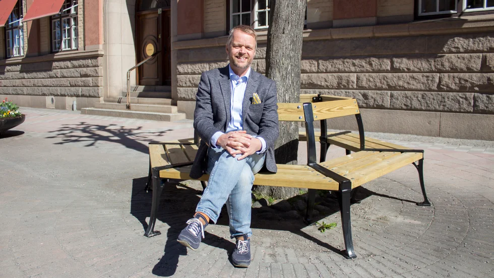 Håkan Olsson driver klädbutik i veckorna och vandrarhem på helgerna. Men han säger sig vara bra på att vara ledig också.