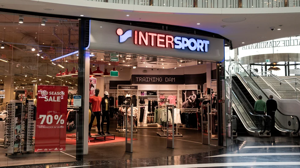 I Sverige har Intersports försäljning minskat med 35 procent.