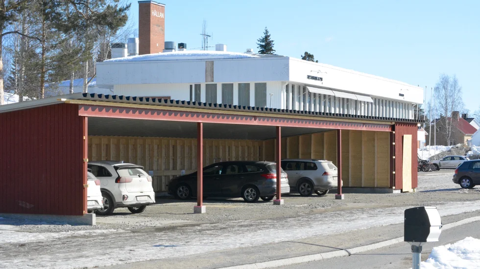 Carportarna har plats för åtta bilar, inrymmer ett mindre förråd och ska även förses med elbilsladdare.