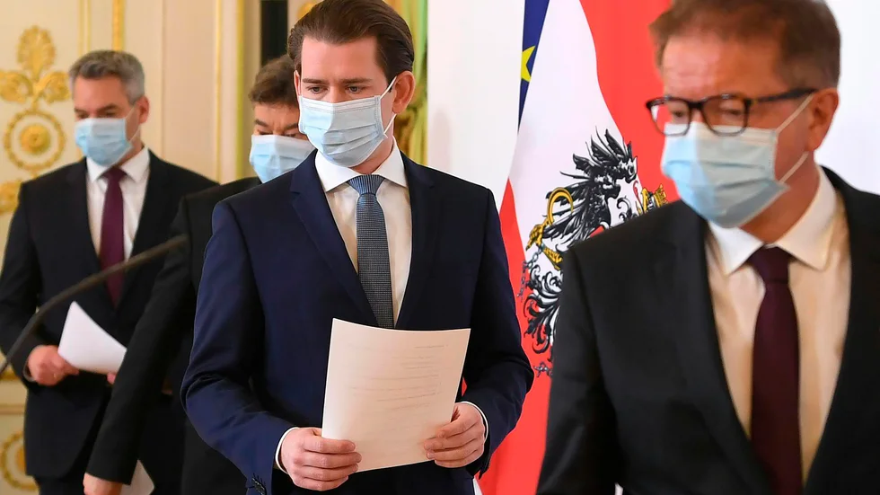 Österrikes hälsominister Rudolf Anschober, längst till höger i bild bredvid förbundskansler Sebastian Kurz, aviserar omfattande testning på landets äldreboenden. Arkivbild.