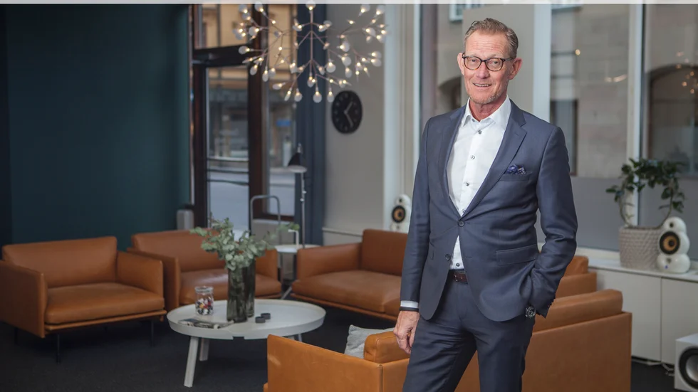 Torbjörn Bentzer, fastighetsmäklare på Bjurfors i Linköping,  vet att han har hela kontoret med sig när han säger att jobbet som mäklare är det bästa som finns. 