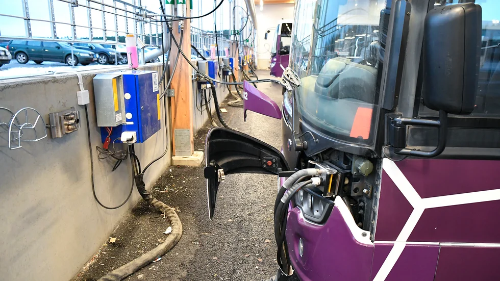 Här är kablar kopplade till en biogasbuss.